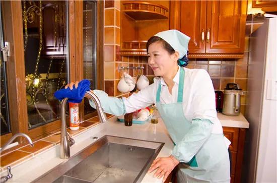 國內(nèi)家政市場現(xiàn)狀探析 機遇與挑戰(zhàn)并存